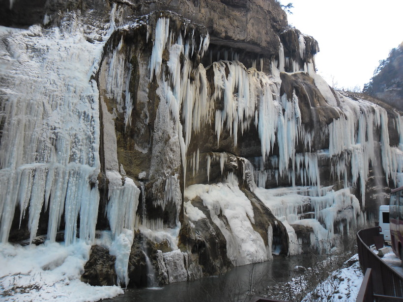 11 потрясающих замерзших водопадов России, которые необходимо увидеть
