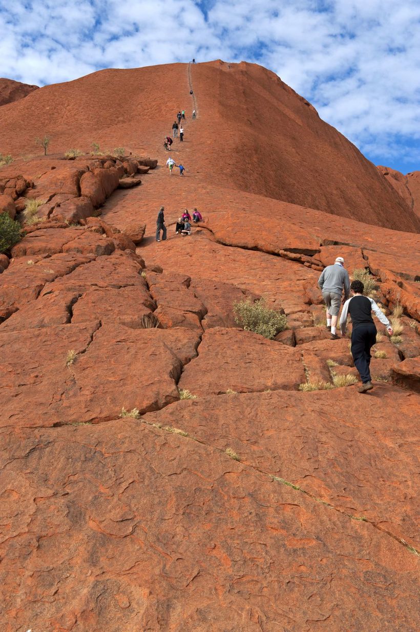 Последний шанс покорить Улуру: правительство Австралии закрывает знаменитую гору