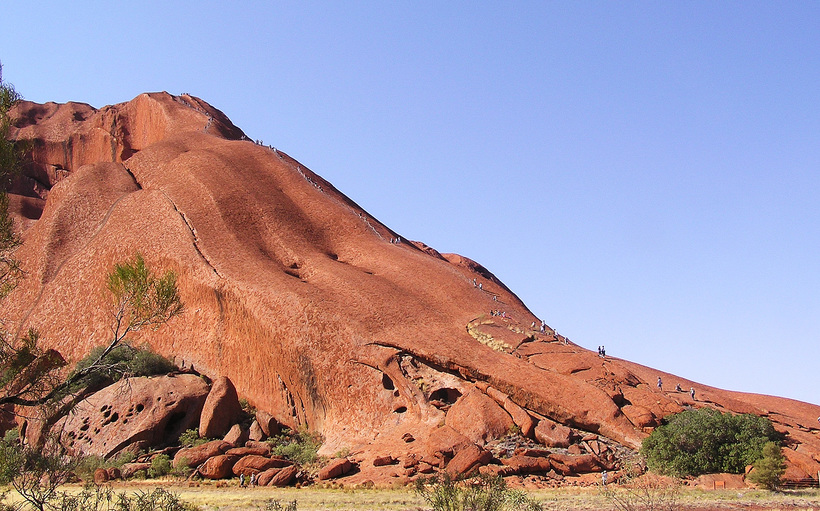 Последний шанс покорить Улуру: правительство Австралии закрывает знаменитую гору