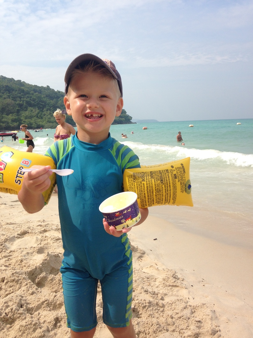 Сынуля перекусывает мороженым.