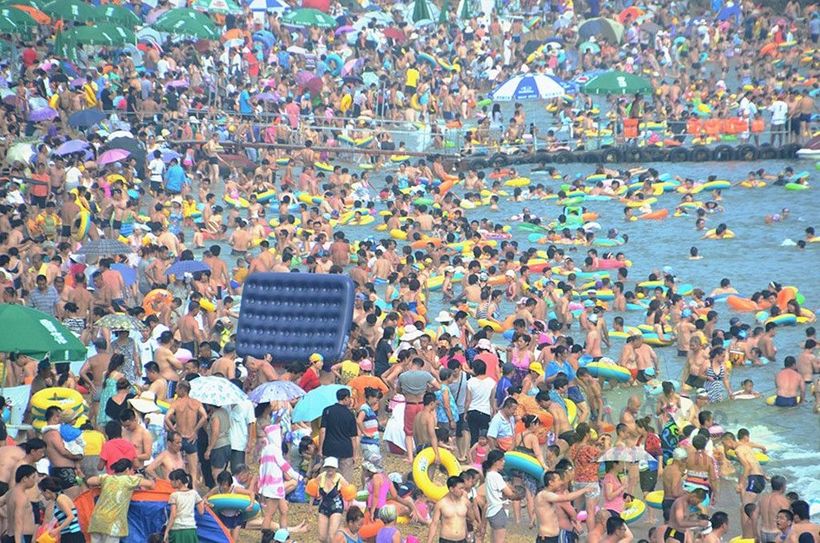 Блог - Как выглядит переполненный пляж в летний сезон в Китае и в Германии Как выглядит переполненный пляж в летний сезон в Китае и в Германии