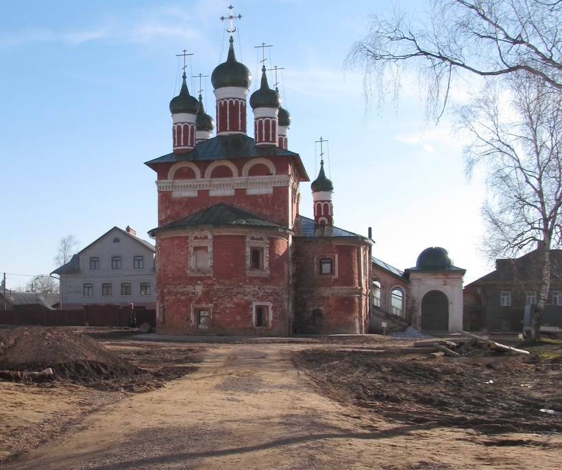 Смоленская церковь в женском монастыре в мае