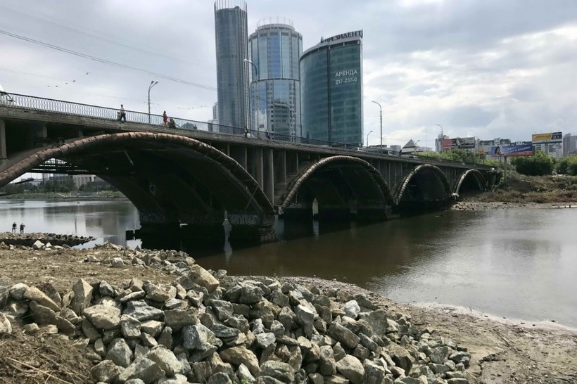 Вид из-под моста на ЕКБ-Сити