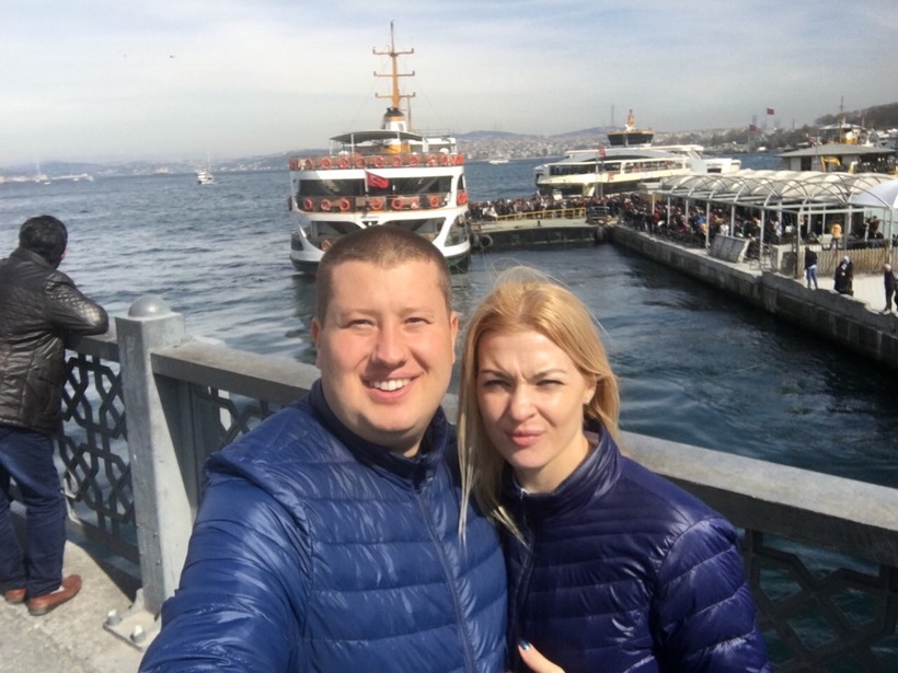 Я с супругом на фоне Босфорского пролива