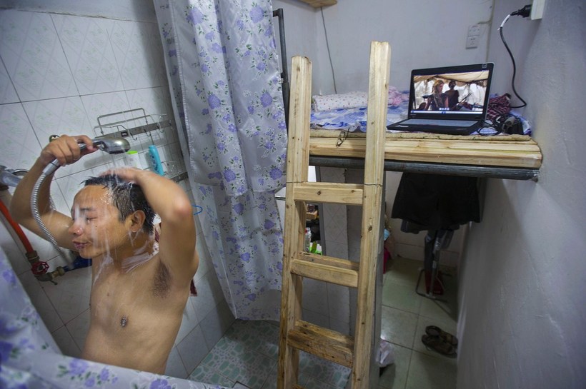 Обычное жилье китайца — ванна, туалет и кровать в одной комнате