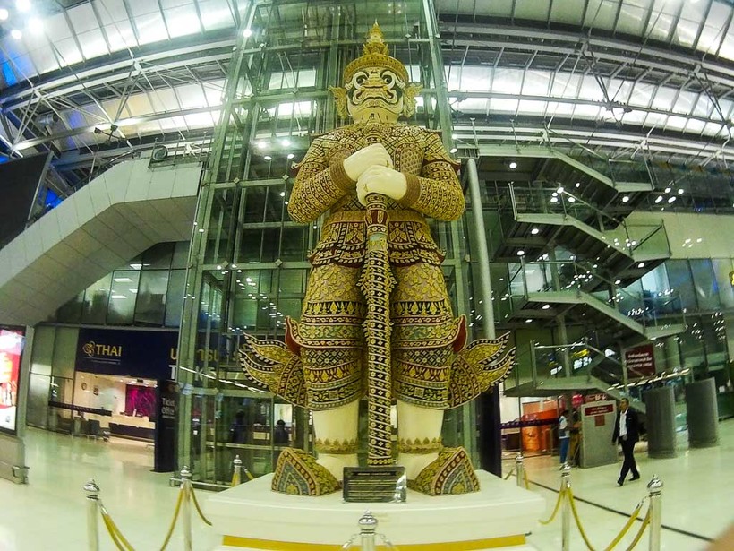 Отели в аэропорту бангкока. Аэропорт Бангкок. Аэропорт Таиланд Бангкок. Скульптура в аэропорту Тайланда. Статуи в аэропорту Бангкока.