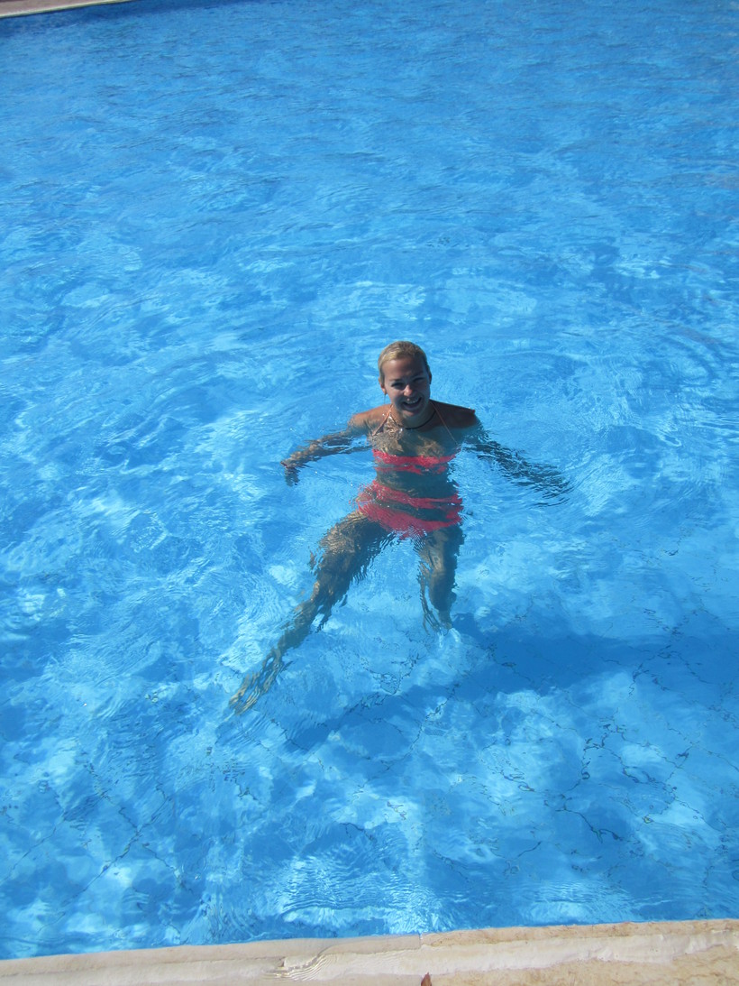 Купаюсь в теплом бассейне