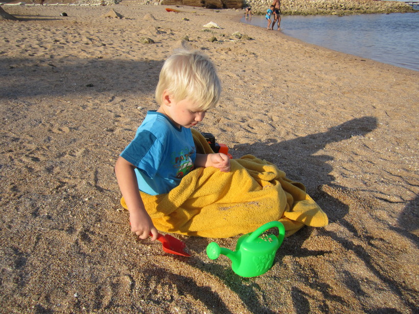 Конец ноября — замерший ребенок замотанный в полотенце