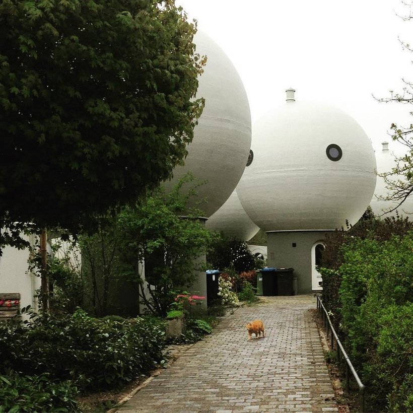 Самый необычный спальный район: круглые футуристические дома в Нидерландах