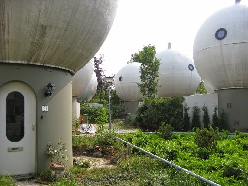 Самый необычный спальный район: круглые футуристические дома в Нидерландах