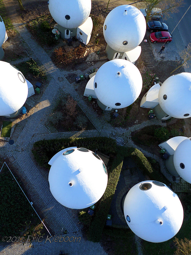 Самый необычный спальный район: круглые футуристические дома в Нидерландах