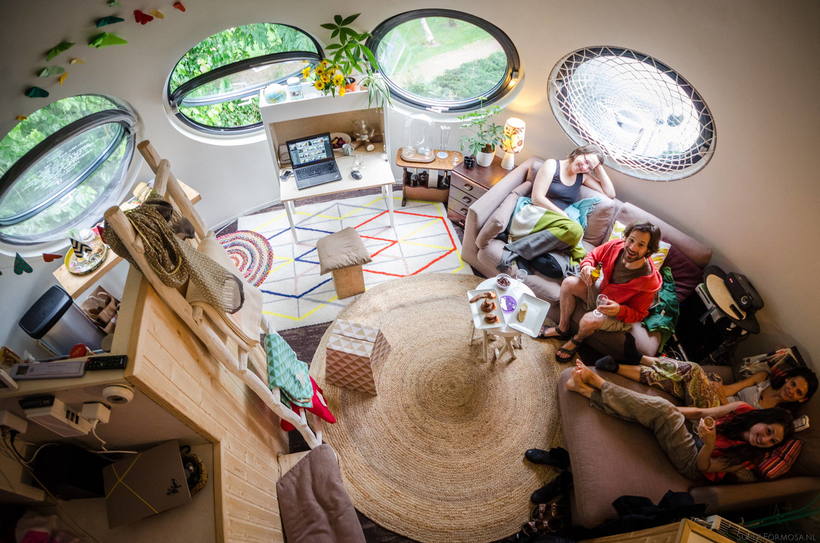 Самый необычный спальный район: круглые футуристические дома в Нидерландах