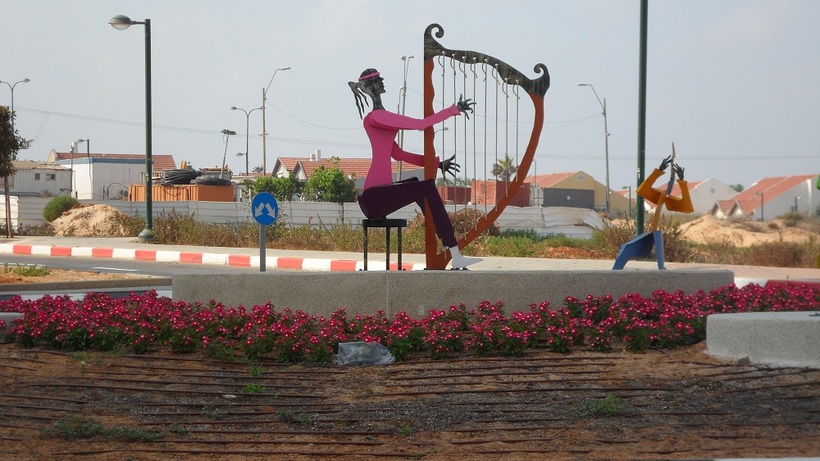 Как вам такая арфистка?