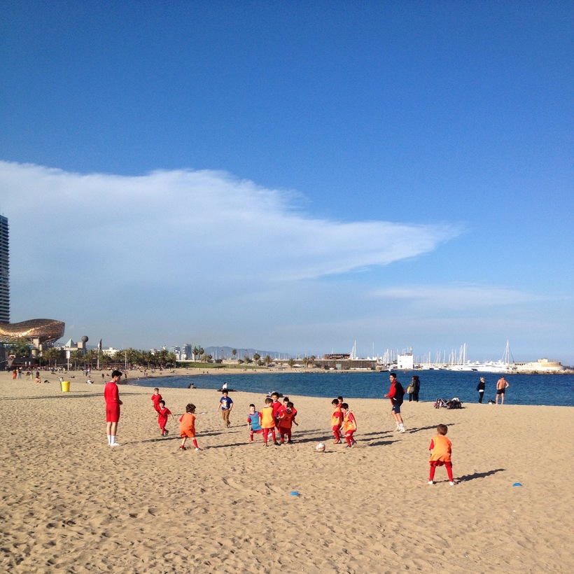 Юные футболисты на пляже, Барселона