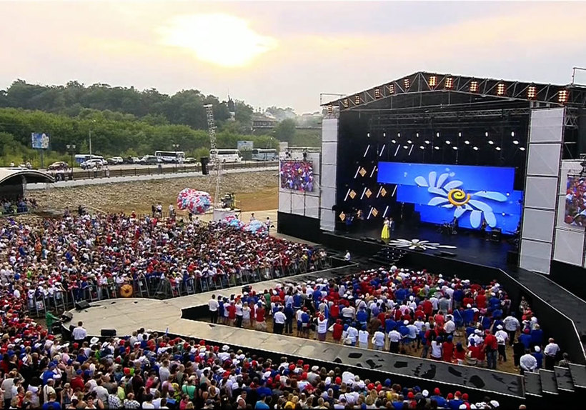 на вечернем концерте море народу