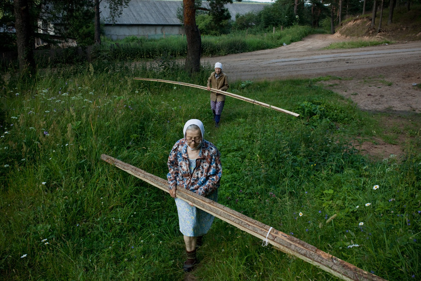 Блог - Фотопроект о жизни двух старушек в русской глубинке, прославивший фотографа из США Фотопроект о жизни двух старушек в русской глубинке, прославивший фотографа из США