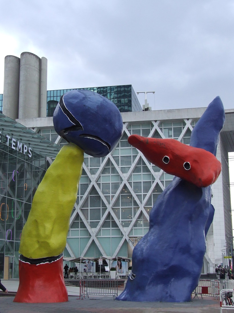 сюрреализм в Ля-Дефанс