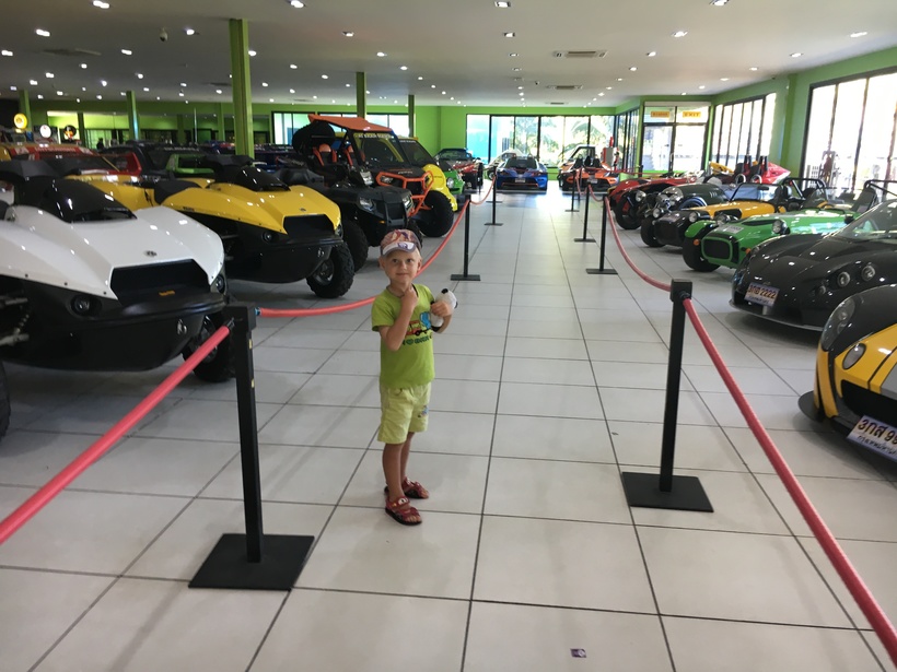 Выставка автомобилей в саду Нонг Нотч