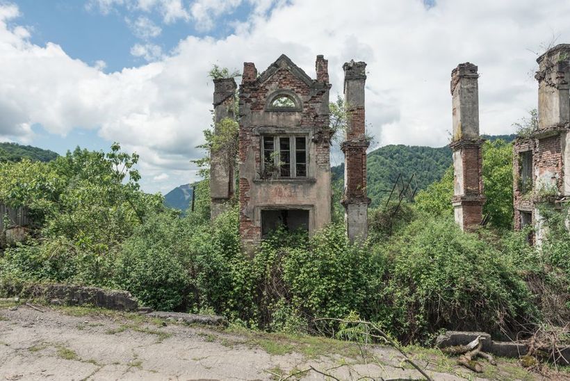 Блог - 26 фотографий послевоенной Абхазии, рассказывающих о былой роскоши 26 фотографий послевоенной Абхазии, рассказывающих о былой роскоши