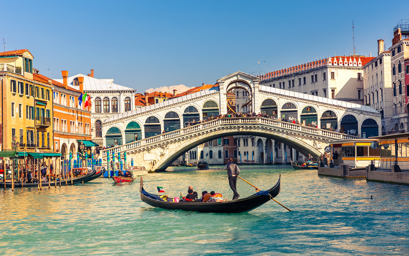 Все дома в Венеции стоят на сваях из лиственницы