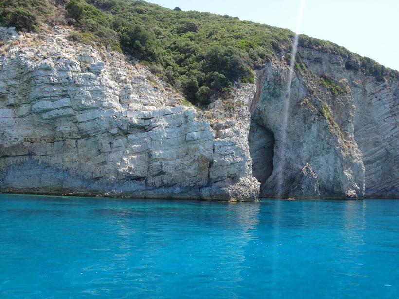 Кристально чистое Ионическое море у острова Корфу
