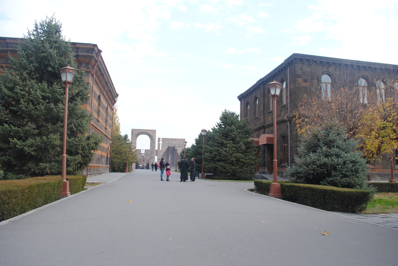 На территории Эчмиадзинского монастыря