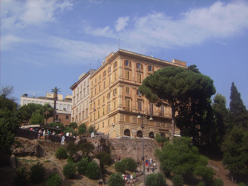 после отдыха в тени деревьев снова на "исторический" штурм