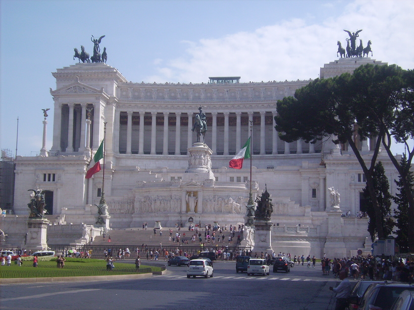 просто не верится что постройкам больше 2000 лет, какими маленькими выглядят люди на их фоне