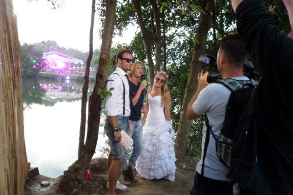 Блог - Свадебные фотографии съела собака, и пара начала воссоздавать их по всему миру Свадебные фотографии съела собака, и пара начала воссоздавать их по всему миру
