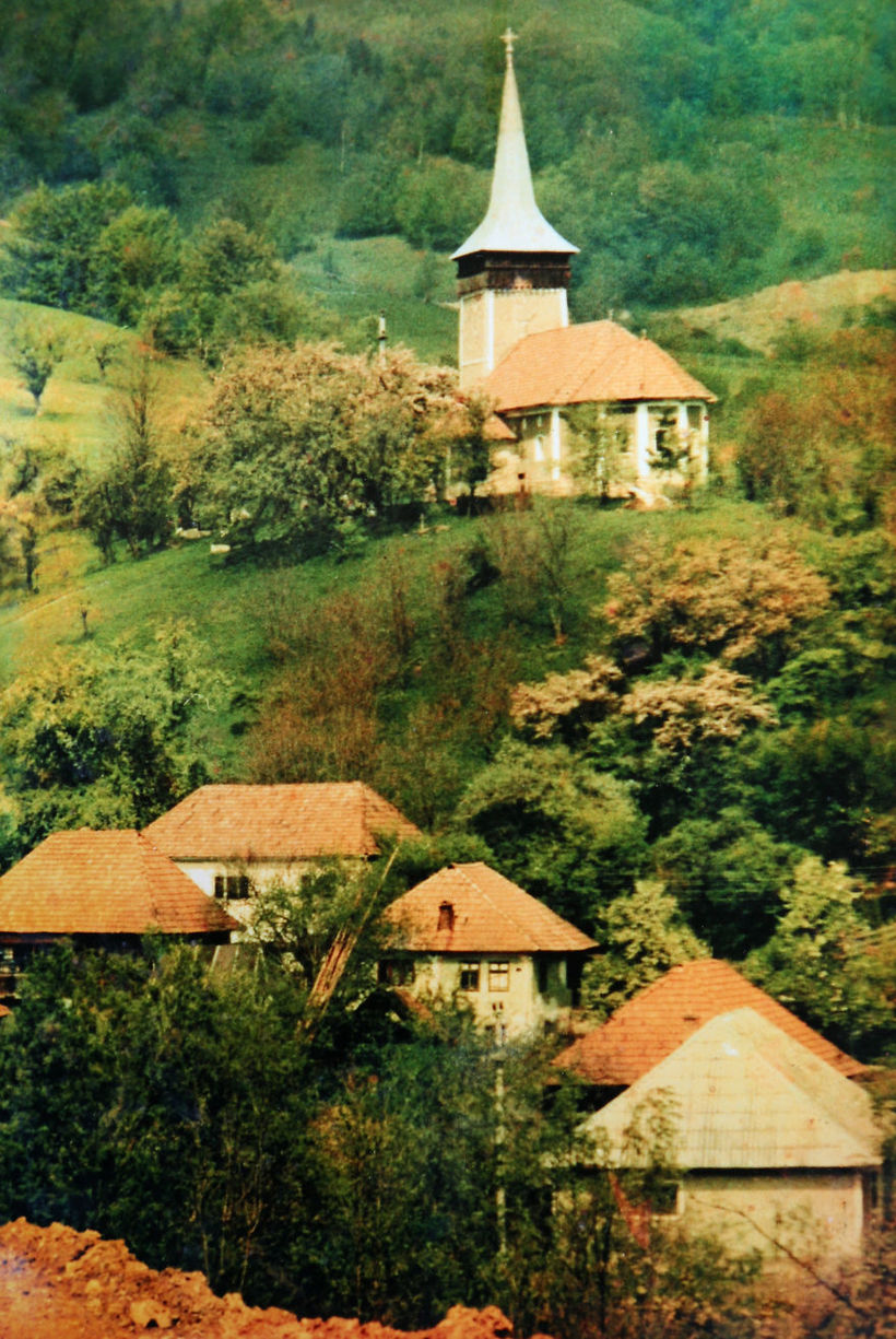 Блог - Румынская деревня, от которой остался лишь шпиль церкви, тонет в промышленных отходах Румынская деревня, от которой остался лишь шпиль церкви, тонет в промышленных отходах