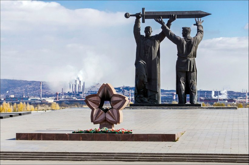 Монумент «Тыл-фронту» в Магнитогорске Монумент «Тыл-фронту» в Магнитогорске
