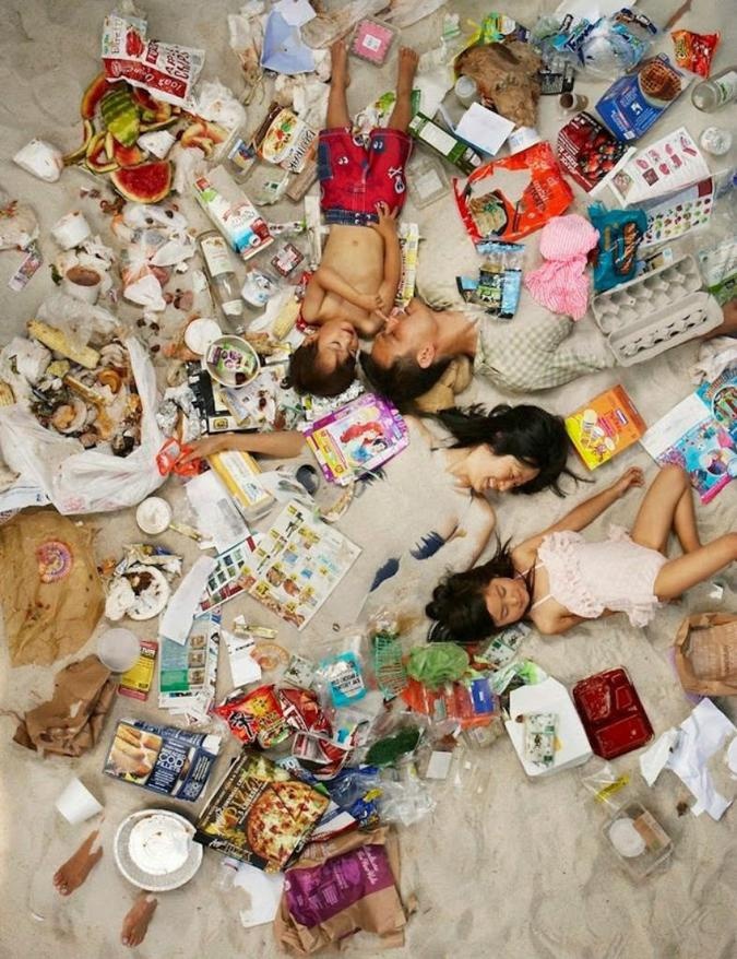 Блог - Семь дней мусора: фотопроект, показывающий ужас цивилизации потребления Семь дней мусора: фотопроект, показывающий ужас цивилизации потребления