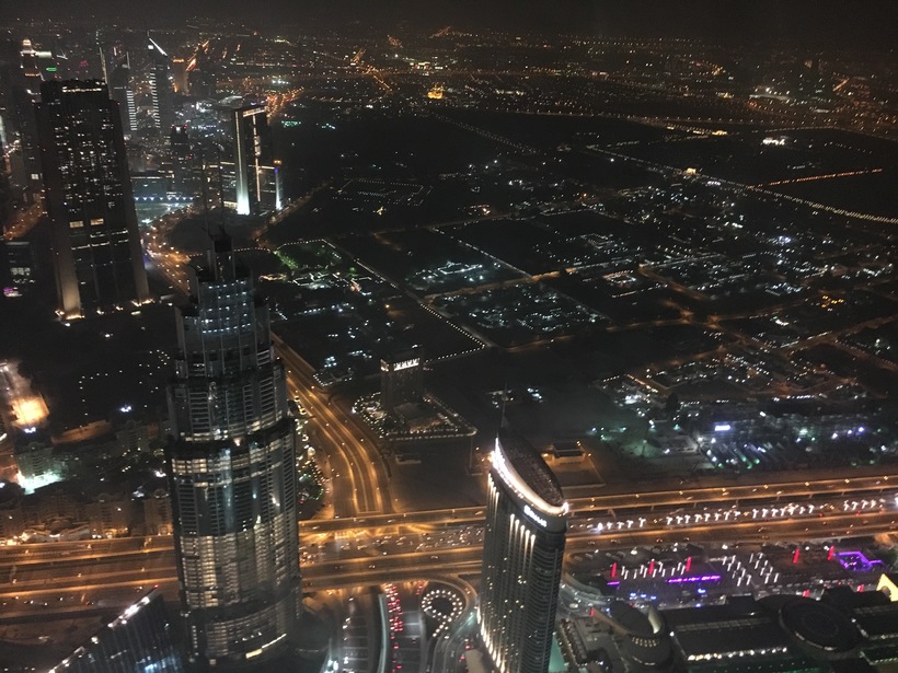 Бурдж Халифа — вид города в вечернее время