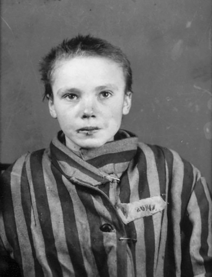 Блог - Художница сделала цветными фото 14-летней узницы Освенцима и другие редкие снимки Художница сделала цветными фото 14-летней узницы Освенцима и другие редкие снимки
