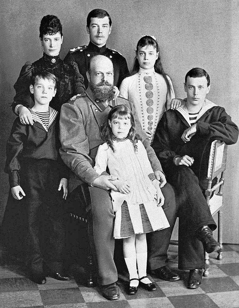 Александр III с женой и детьми, 1892 год. Будущий император Николай II в центре вверху, рядом с ним сестра Ксения, на коленях отца сестра Ольга Александр III с женой и детьми, 1892 год. Будущий император Николай II в центре вверху, рядом с ним сестра Ксения, на коленях отца сестра Ольга