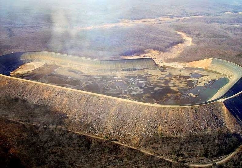 Верхний резервуар после прорыва стены