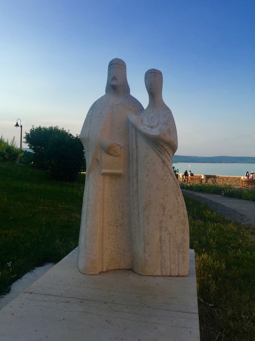 Памятник Андрашу и Анастасии, Тихань, Венгрия