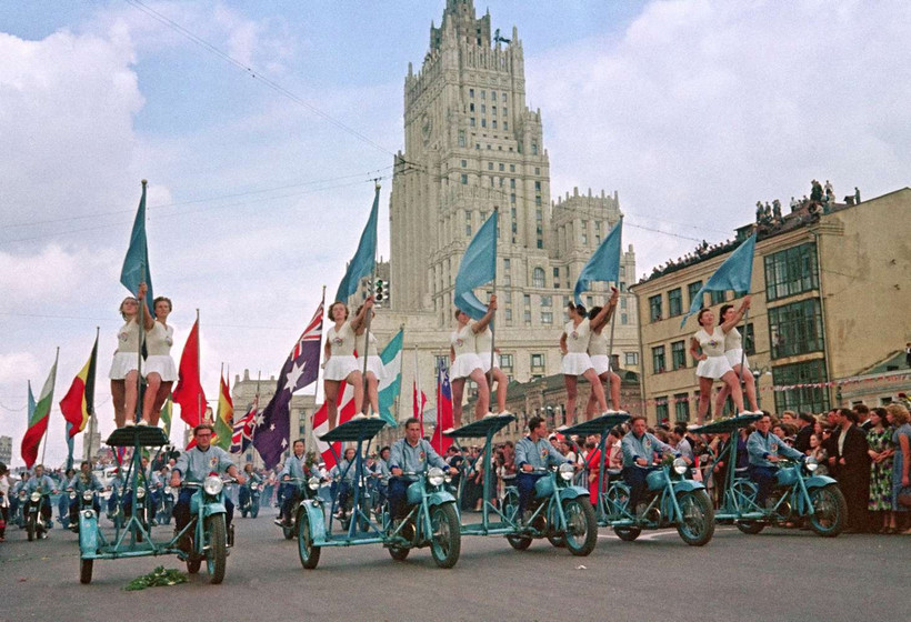 Блог - Хрущевская оттепель на деле: 34 000 иностранцев на фестивале в Москве в 1957 году Хрущевская оттепель на деле: 34 000 иностранцев на фестивале в Москве в 1957 году