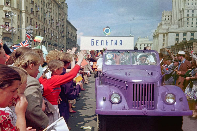 Блог - Хрущевская оттепель на деле: 34 000 иностранцев на фестивале в Москве в 1957 году Хрущевская оттепель на деле: 34 000 иностранцев на фестивале в Москве в 1957 году