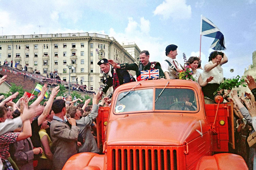 Блог - Хрущевская оттепель на деле: 34 000 иностранцев на фестивале в Москве в 1957 году Хрущевская оттепель на деле: 34 000 иностранцев на фестивале в Москве в 1957 году