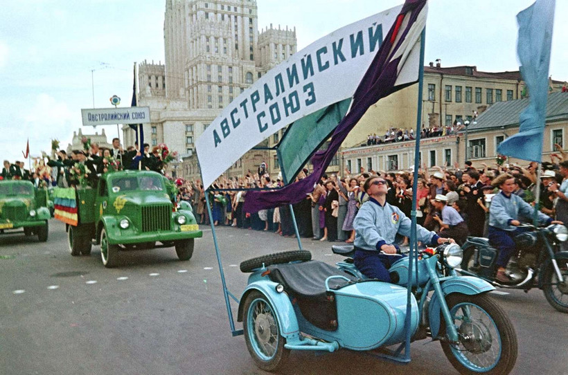 Блог - Хрущевская оттепель на деле: 34 000 иностранцев на фестивале в Москве в 1957 году Хрущевская оттепель на деле: 34 000 иностранцев на фестивале в Москве в 1957 году