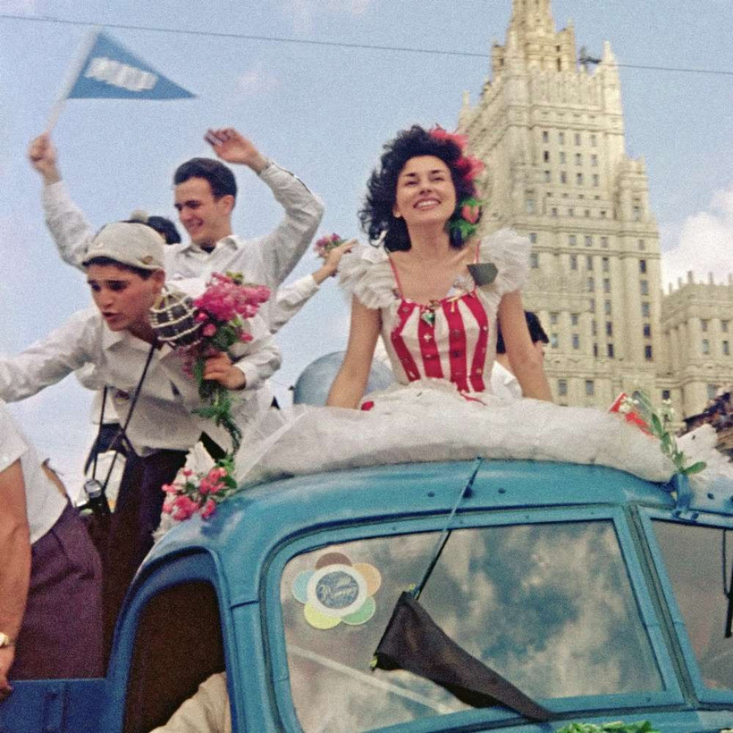 Блог - Хрущевская оттепель на деле: 34 000 иностранцев на фестивале в Москве в 1957 году Хрущевская оттепель на деле: 34 000 иностранцев на фестивале в Москве в 1957 году