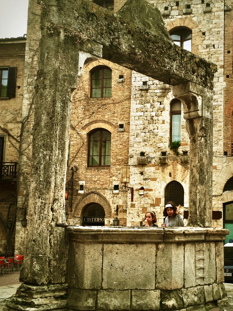 Колодец на Piazza della Cisterna, Сан-Джиминьяно, Италия