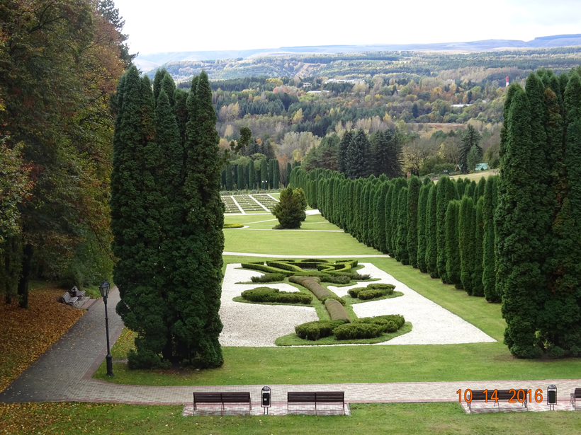 Долина роз в Кисловодском парке в октябре.