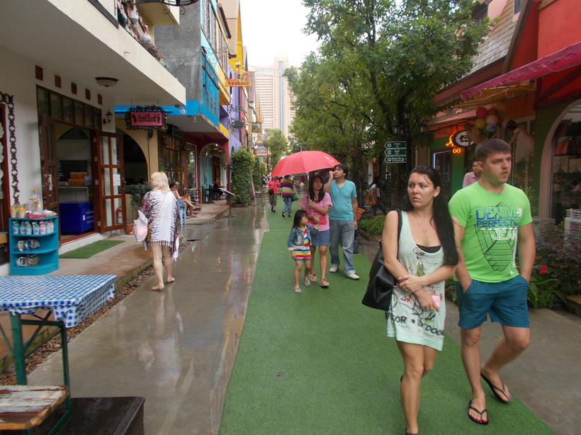 Таиланд, декабрь, прогулка по парку развлечений в Паттайе в промежутке между дождями