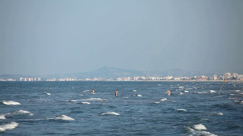 Редкие отважные купальщики на пляже Адриатического моря Эмилия-Романья