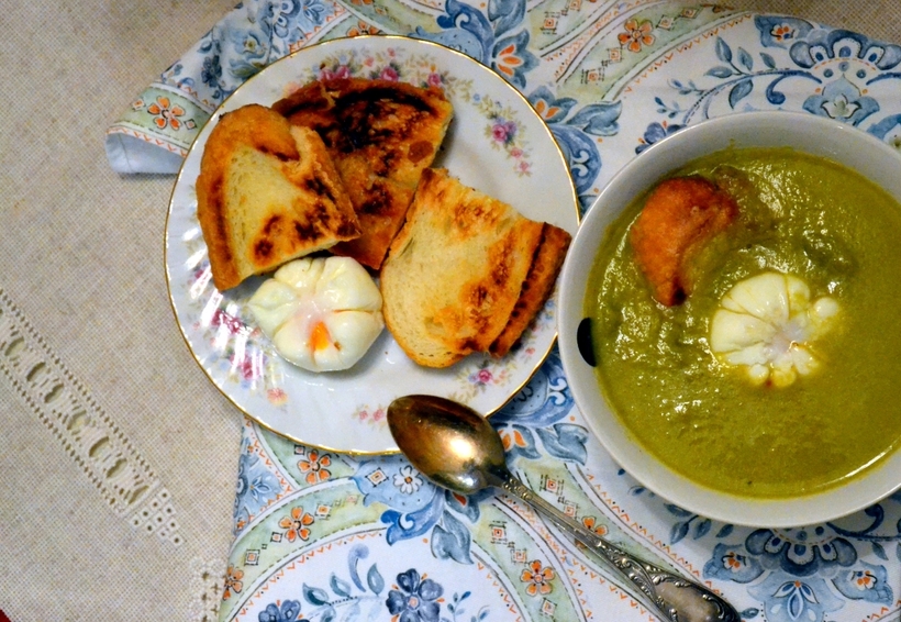 Суп из спаржи с яйцом и тосты