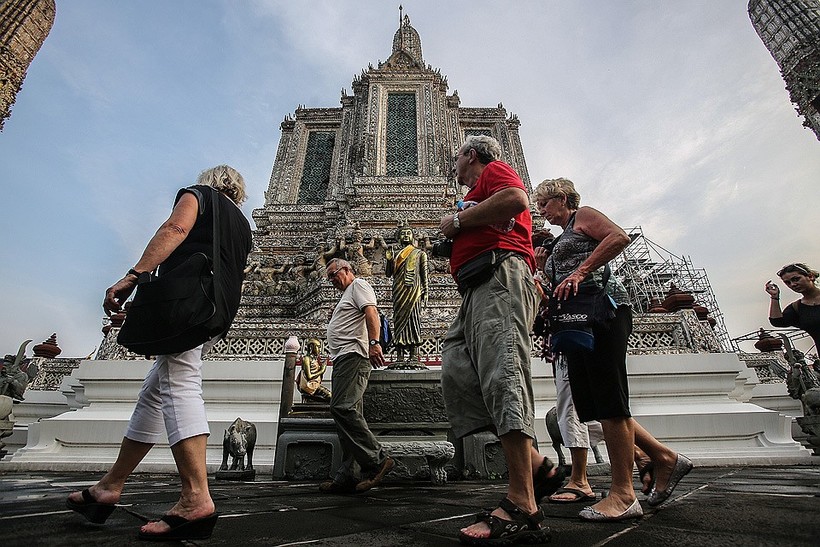 Ответ бангкок. Туристы в городе. Туристы в храме Тайланда. Русские туристы в Тайланде. Гид.