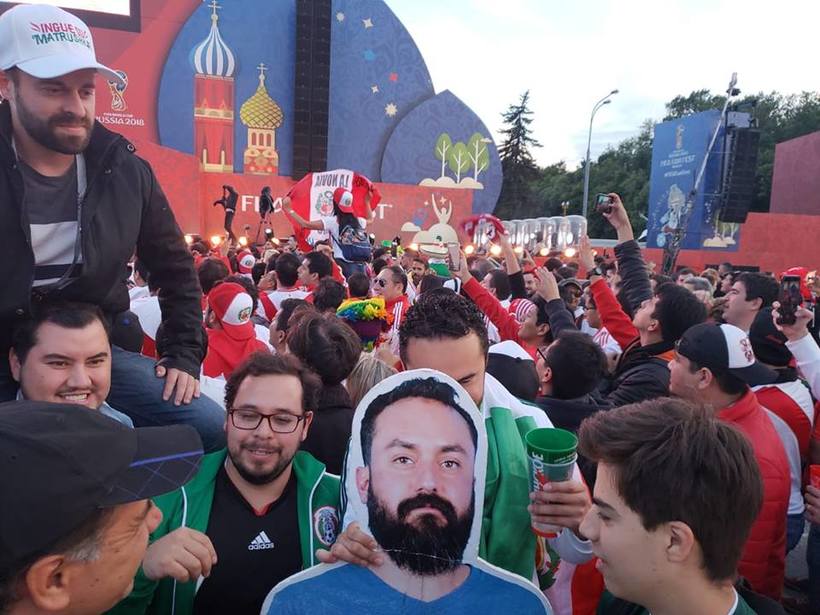 Жена не отпустила мексиканца на ЧМ, но друзья взяли с собой его копию и веселятся