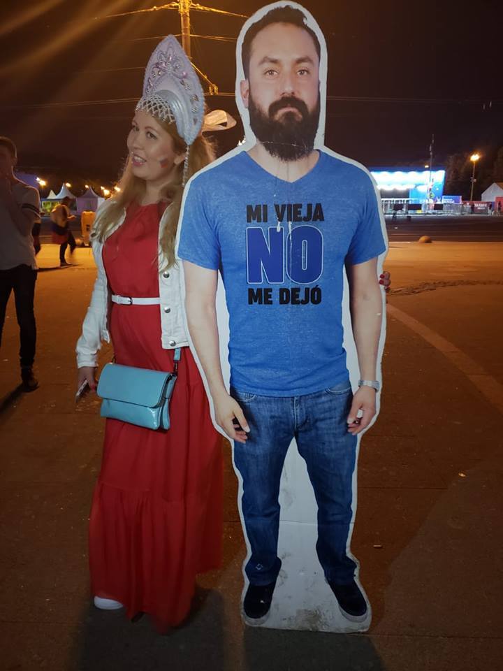 Жена не отпустила мексиканца на ЧМ, но друзья взяли с собой его копию и веселятся